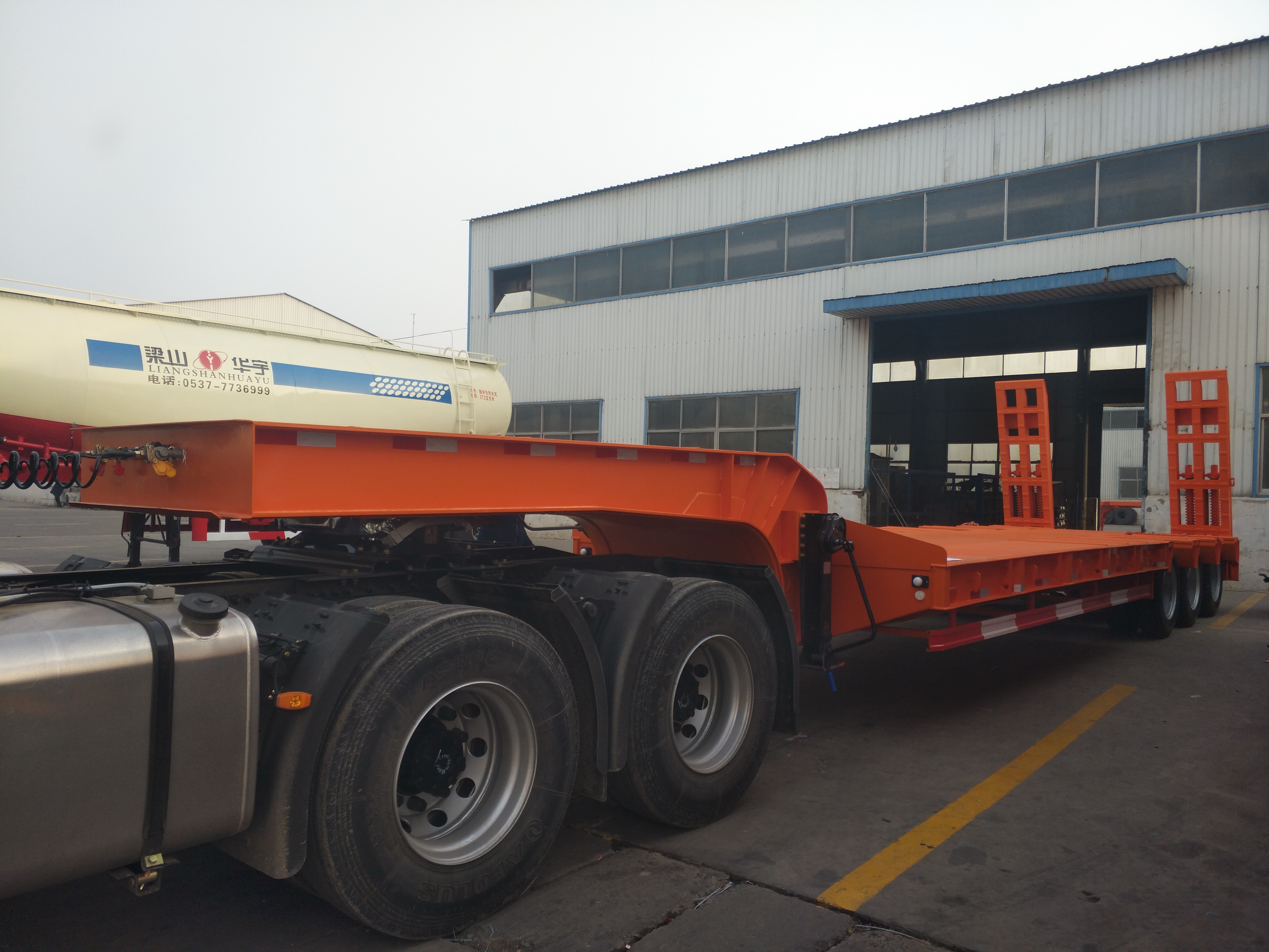 3 Axle 40FT 50T 60T 100T Used New Gooseneck Lowboy Low Bed Semi Trailer